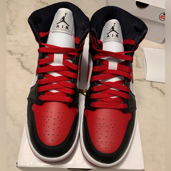 WMNS Jordan 1 - Picture 3 of 7